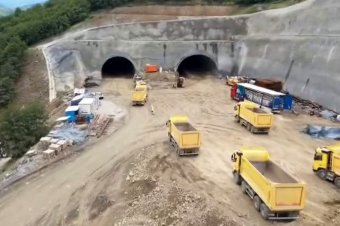 Áttörték az egyik alagút első járatát a Nagyszeben–Pitești autópályán – videóval