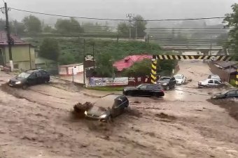 Villámárvíz öntötte el Bușteni-t, autókat sodort el az ár – videókkal