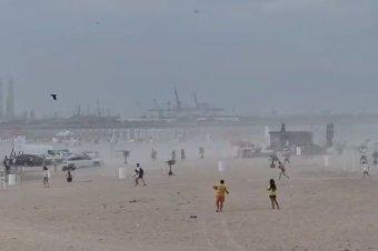 Sietősen távoztak a strandolók, amikor jött a homokvihar a román tengerparton – videóval
