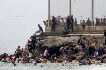 Migrációs válság Ceutában: több tízezer határsértő jutott be a spanyol városba Marokkó felől