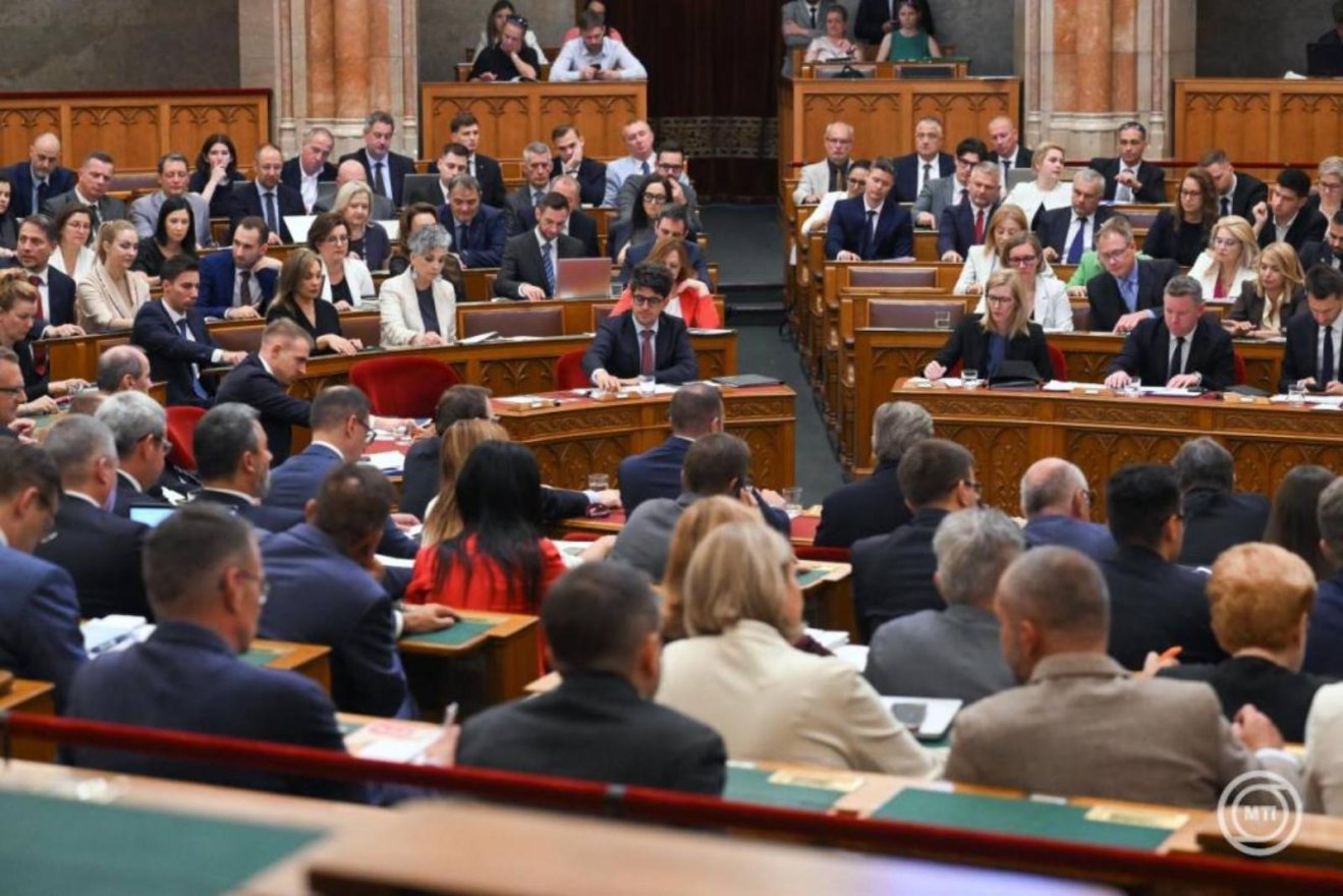 Újra lehet követni a parlamenti üléseket a közmédiában