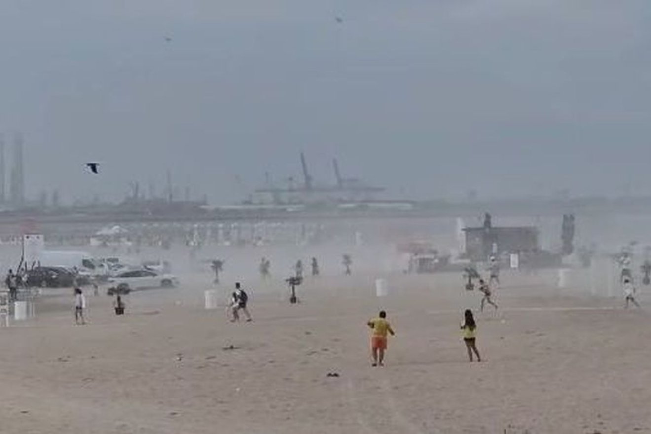 Sietősen távoztak a strandolók, amikor jött a homokvihar a román tengerparton – videóval
