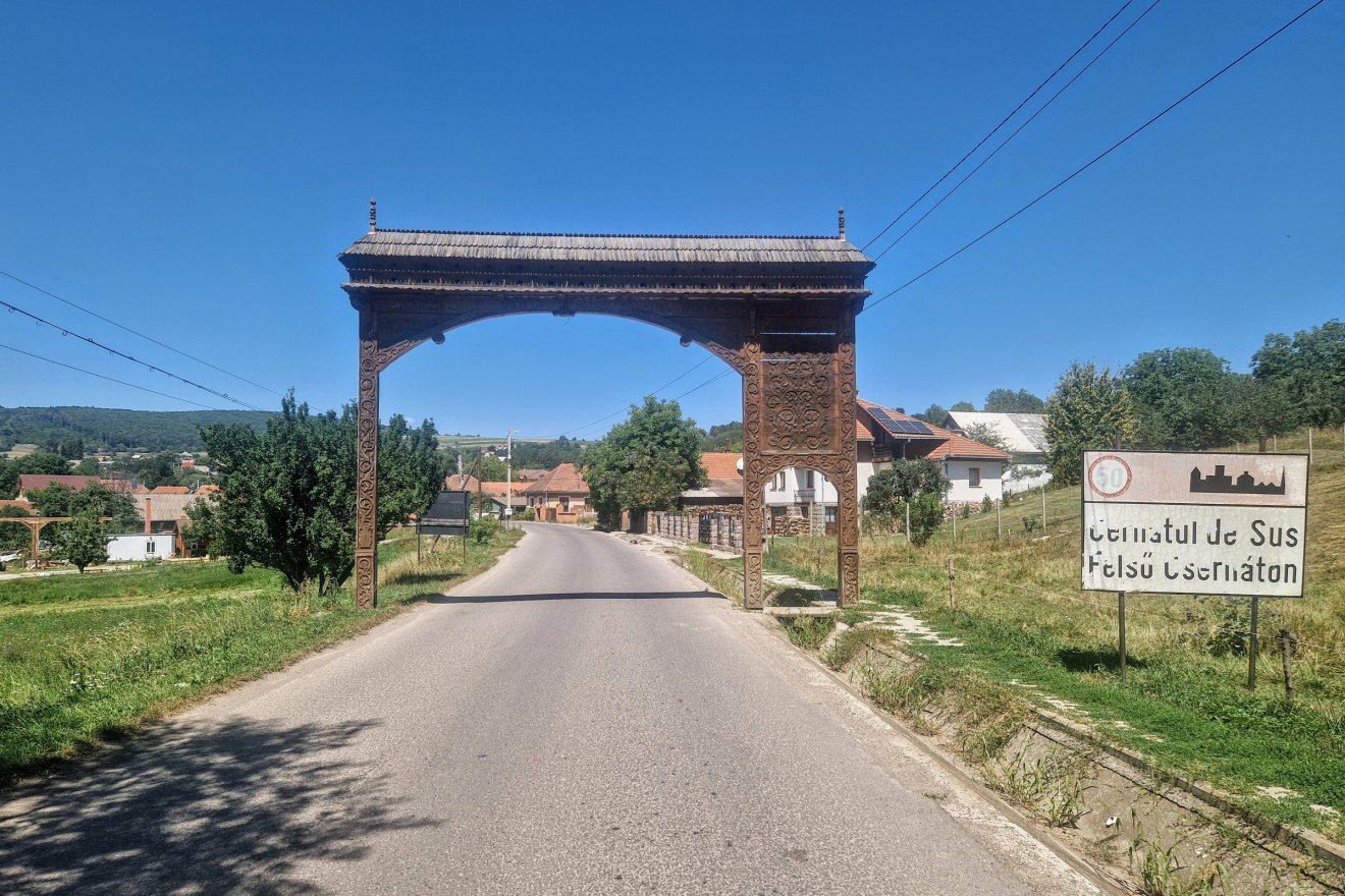 Rejtélyes feljelentő kötött bele háromszéki székelykapukba
