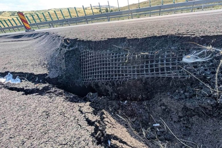 Látványosan megrepedt az A10-es autópálya Torda közelében, óvatosságra intik a sofőröket