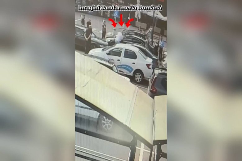 Videón, ahogy a szolgálaton kívüli csendőr betöri az autó ablakát, miután egy csecsemő a járműben ragadt