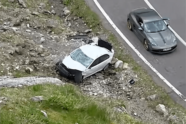 A mélybe zuhant egy autó a Transzfogarason – videóval