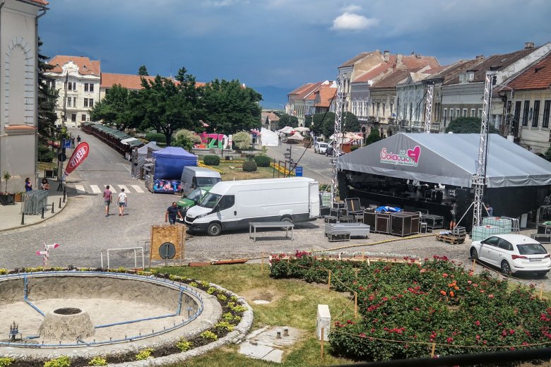 Városünnep Bikinivel – kezdődik a Sokadalom