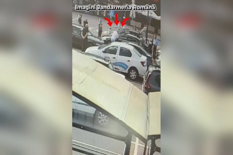 Videón, ahogy a szolgálaton kívüli csendőr betöri az autó ablakát, miután egy csecsemő a járműben ragadt