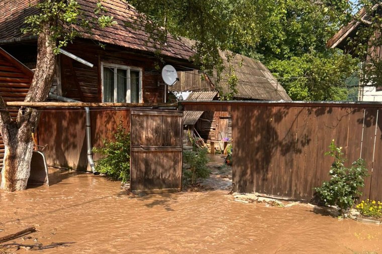 Udvarokról, pincékből kellett kiszivattyúzni a nagy mennyiségű esővizet