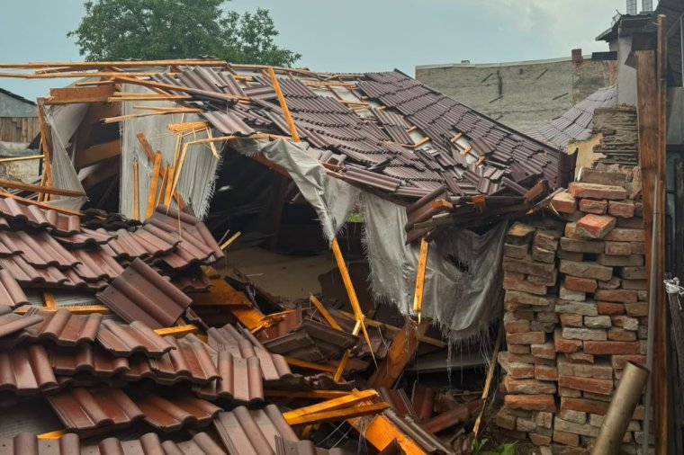 Éjszaka sem pihentek a tűzoltók: károkat okozott a vihar Maros megyében