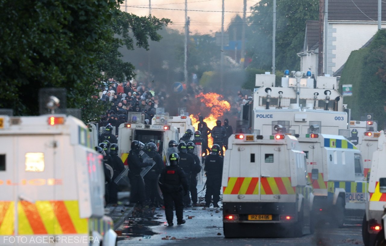 Tüntetők százai civilek házait, autóbuszokat, rendőrautókat gyújtottak fel Észak-Belfastban