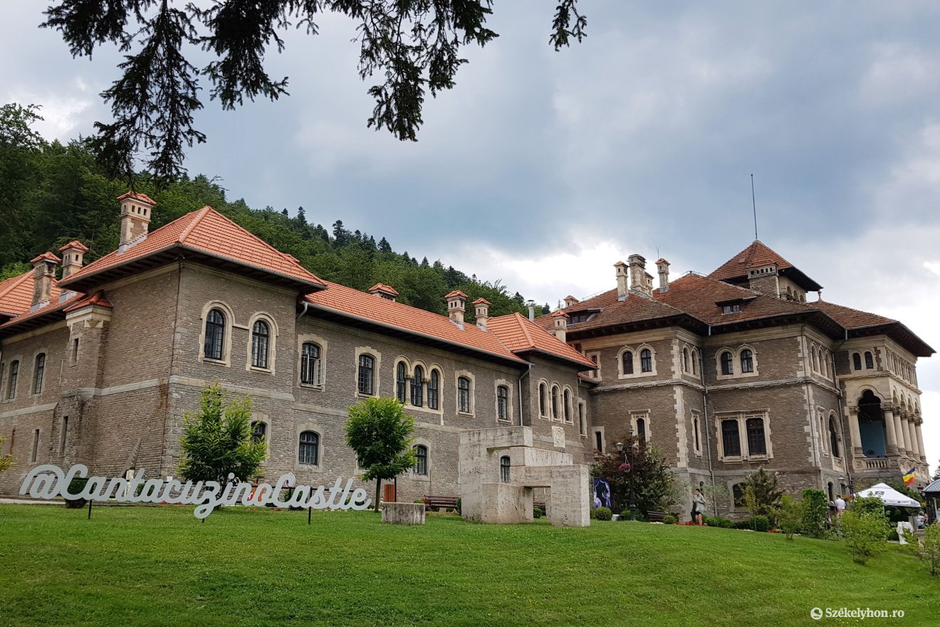 A népszerű turistalátványosságtól, a Cantacuzino-kastélytól nem messze is látták a medvét &bullet;  Fotó: Székelyhon