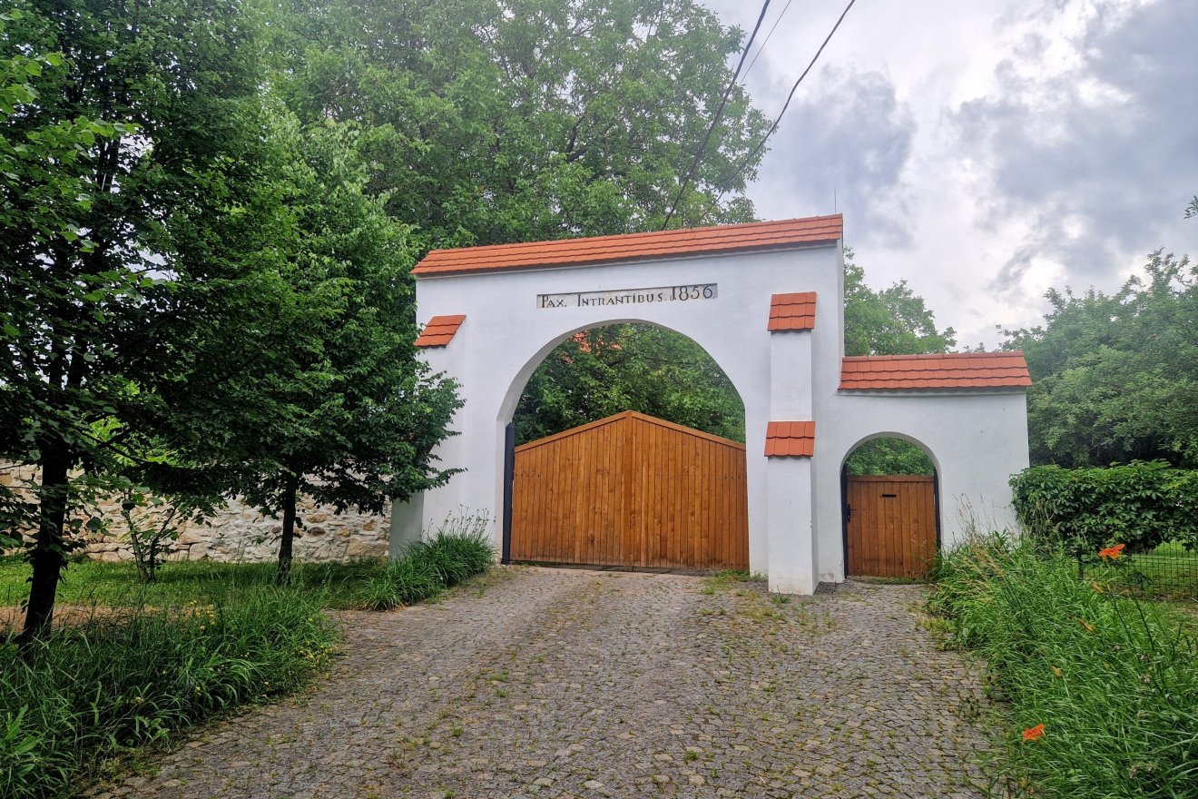 Az 1690-ben, eredetileg fából épített, majd 1921-ben leégett ferences kolostor kapuja