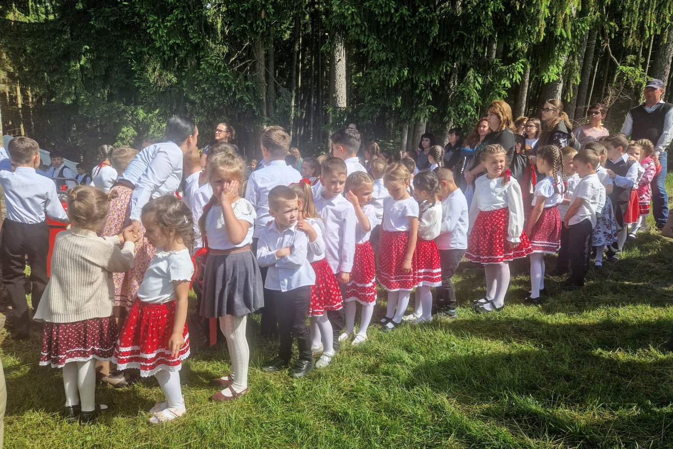 A Borsika Táncsegyüttes legkisebbjei kezdték a fellépők sorát