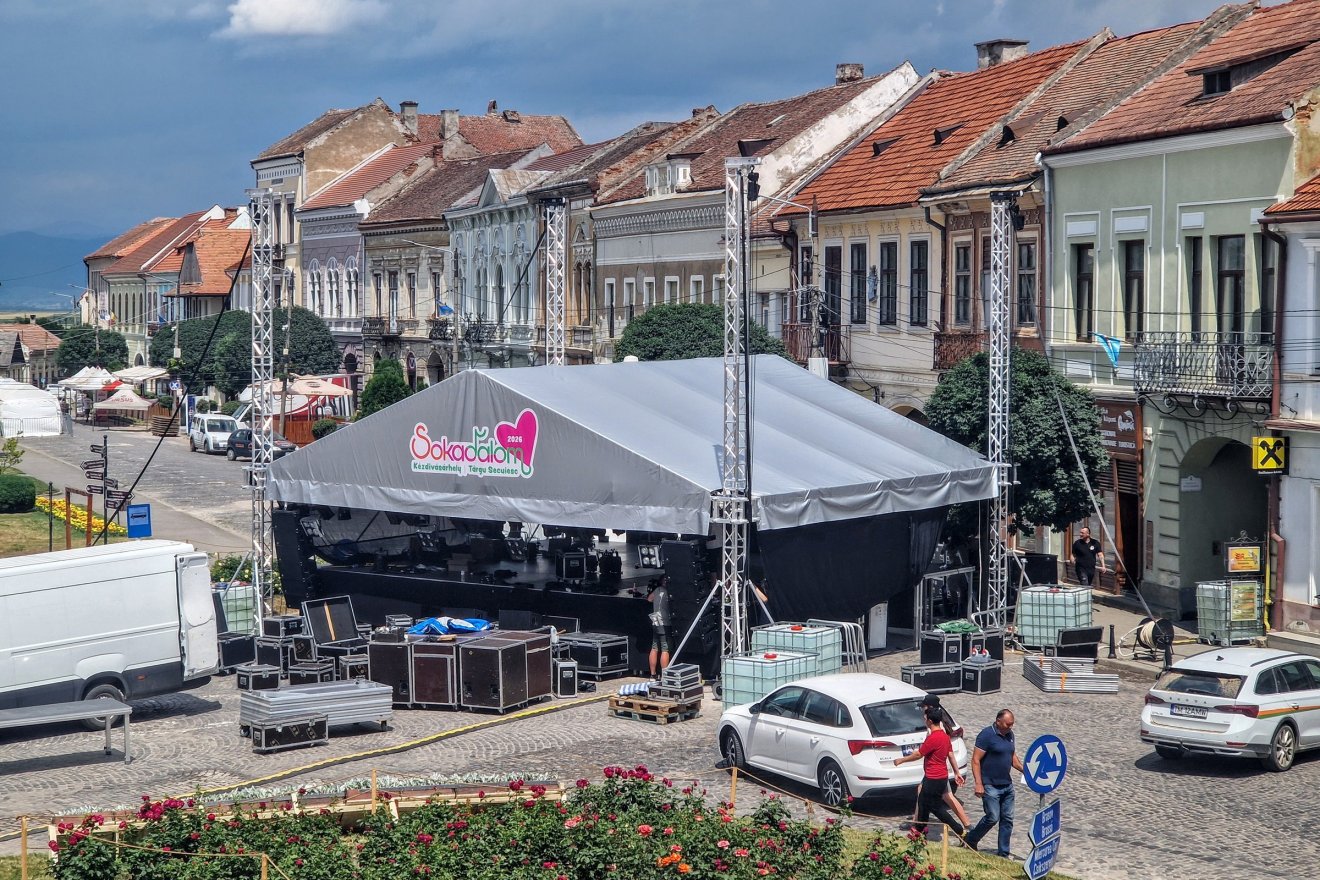 Csütörtökön megkezdték a nagyszínpad felhúzását Kézdivásárhely főterén. Kezdődik a Sokadalom!