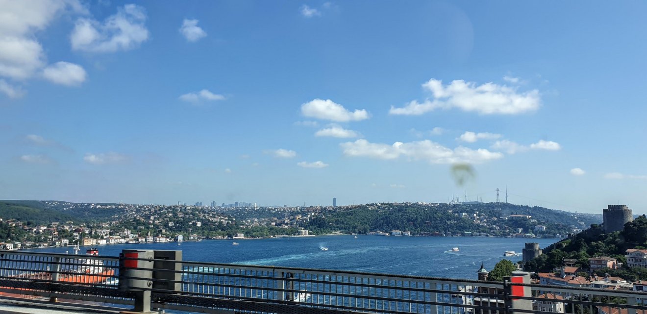 Isztambulban vélhetően a Fatih Sultan Mehmet-hídon kelnek át Európából Ázsiába