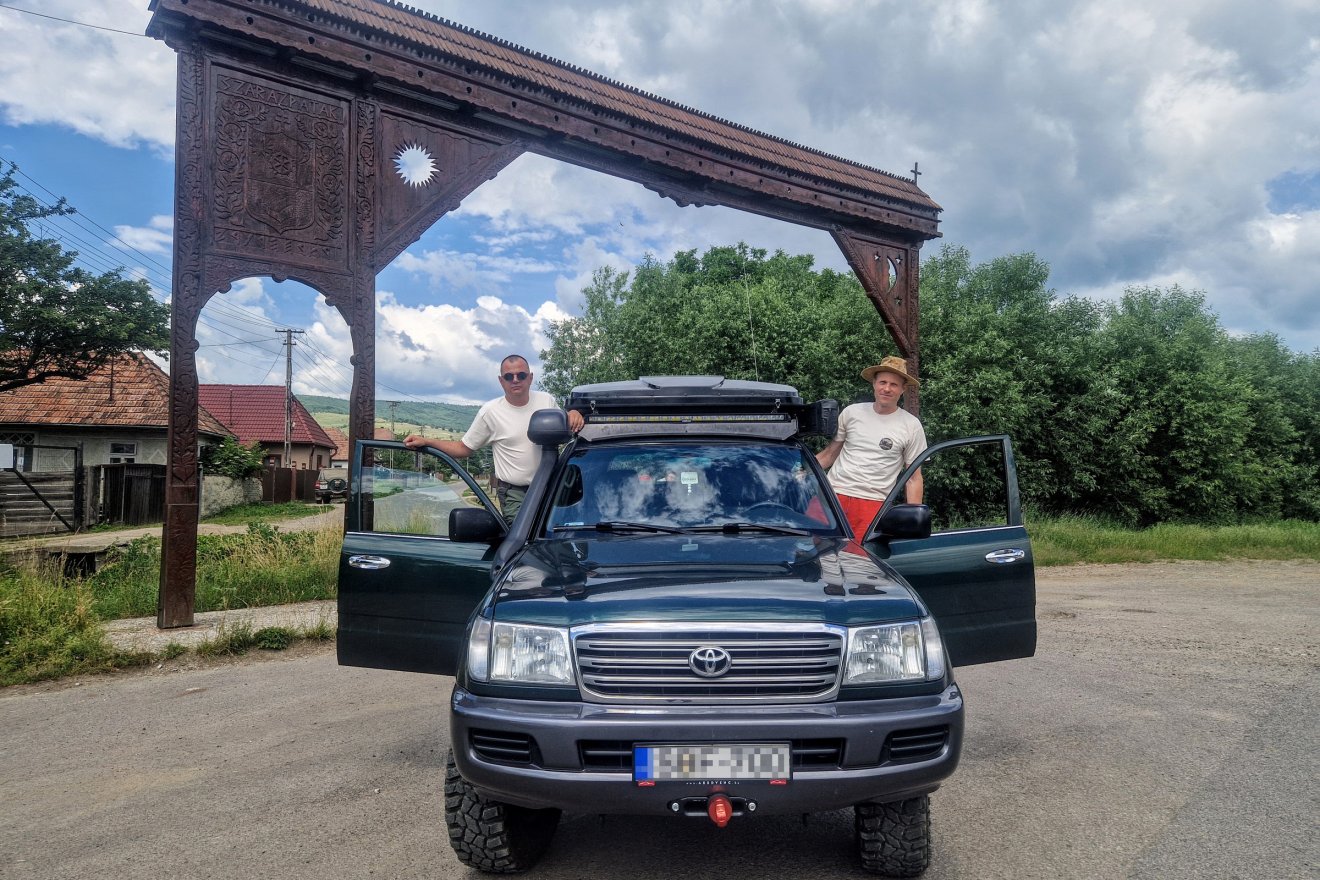 Zsigmond Lóránt és Fekete István egy HZJ 105-ös Land Cruiserrel vágnak neki a nagy útnak Kézdiszárazpatakról