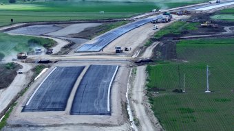 Aszfaltoznak, költöztetik a magasfeszültségű hálózatot a Marosvásárhely-Nyárádszereda autópálya-szakaszon
