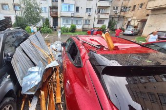 Kiáll a fa az autóból: negyven kocsi mutatja a tegnapi vihar jeleit – fotók
