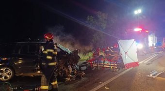 Ketten életüket vesztették, egy kiskorú súlyosan megsérült egy Bihar megyei balesetben