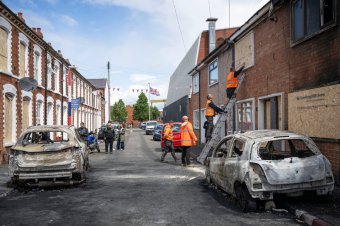 Román állampolgárok is kárt szenvedtek a Belfastban kitört erőszakos zavargások nyomán
