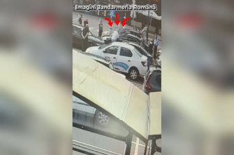 Videón, ahogy a szolgálaton kívüli csendőr betöri az autó ablakát, miután egy csecsemő a járműben ragadt