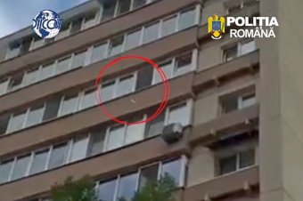 Az ablakból dobálták ki a drogot, amikor betörték az ajtót a rendőrök – videóval