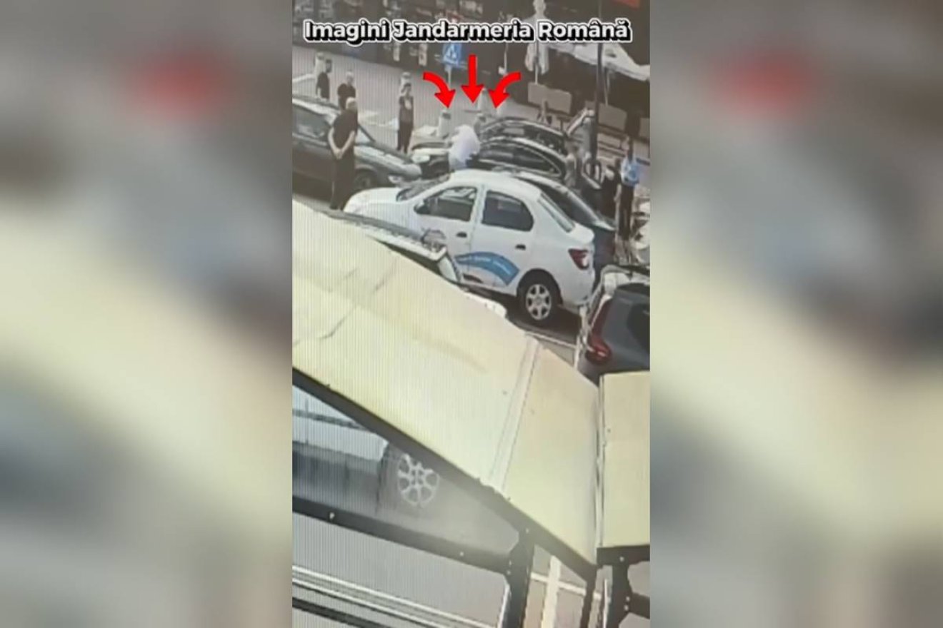 Videón, ahogy a szolgálaton kívüli csendőr betöri az autó ablakát, miután egy csecsemő a járműben ragadt
