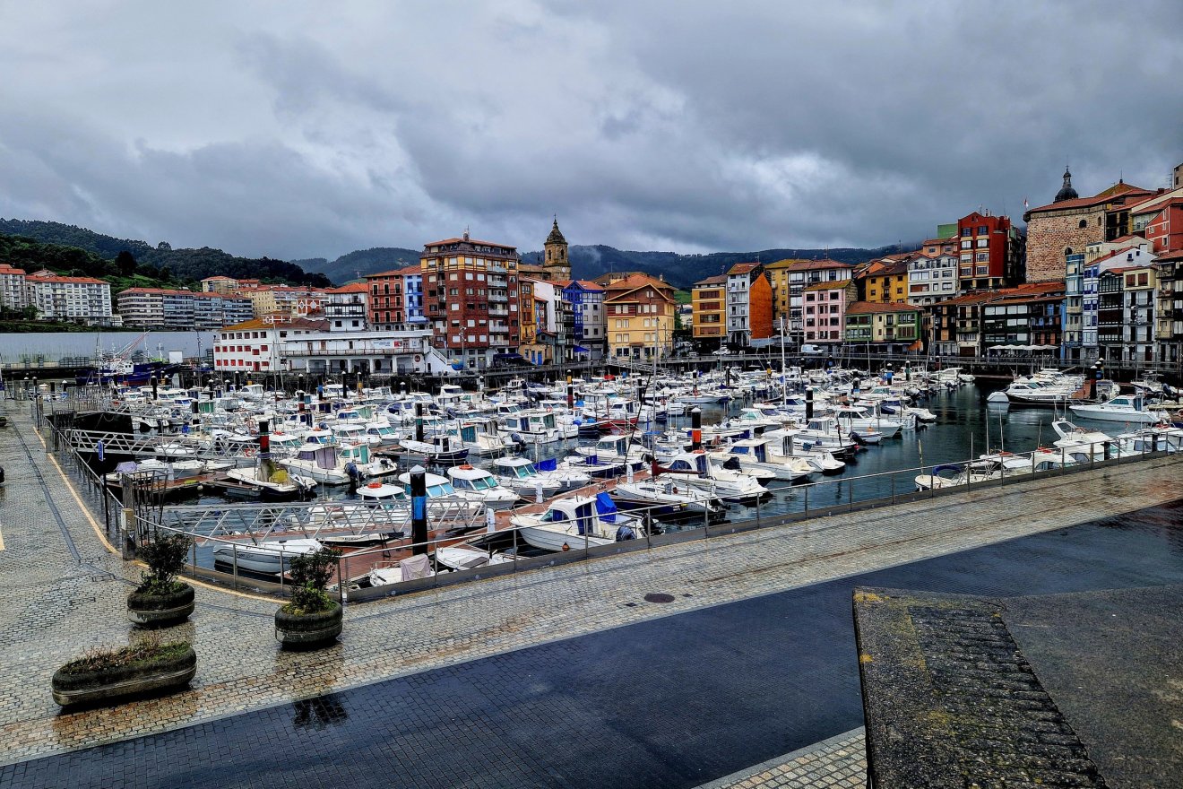 Bermeo halászkikötője régen jelentős bálnavadászati központként szolgált, élénk színű épületek jellemzik