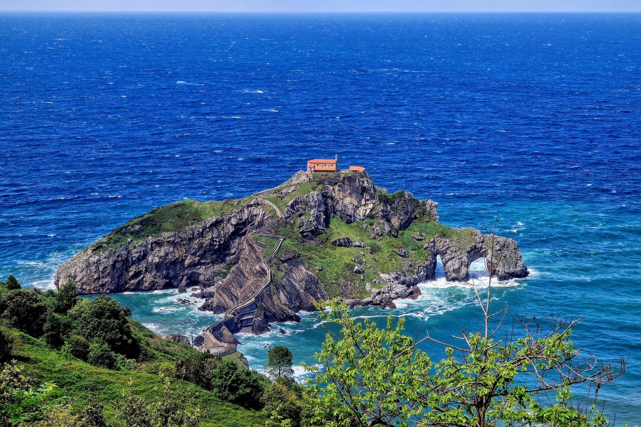 Gaztelugatxe szigetecskéjét egy mesterséges híd köti össze a szárazfölddel. A tetején, 80 méterrel a tenger fölött álló remetelak 1980-ban épült 9. századi elődje helyén, 241 lépcsőfokon felmászva lehet feljutni. 2016 júliusa és októbere között itt forgatták a Trónok harca 7. évadának jeleneteit