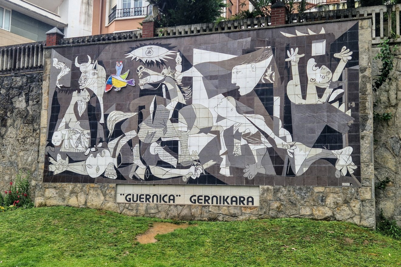 1937. április 26-án Gernikát 90 százalékban elpusztította a német repülőgépek által ledobott több mint 30 tonna bomba. Ez ihlette Picasso Guernica című művét, a háborúellenesség egyetemes szimbólumát (az eredeti alkotás a madridi Reina Sofía múzeumban található)