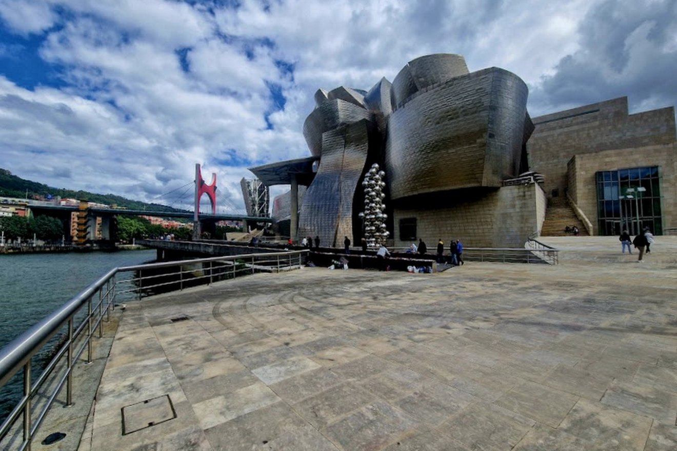 A világhírű Guggenheim Múzeumot a kanadai-amerikai Frank Gehry tervezte, kőből, üvegből és titánból épült, 1997-ben nyitotta meg kapuit a nagyközönség előtt. A 24 ezer négyzetméteres hasznos felületből 11 ezer négyzetméter kiállítótér