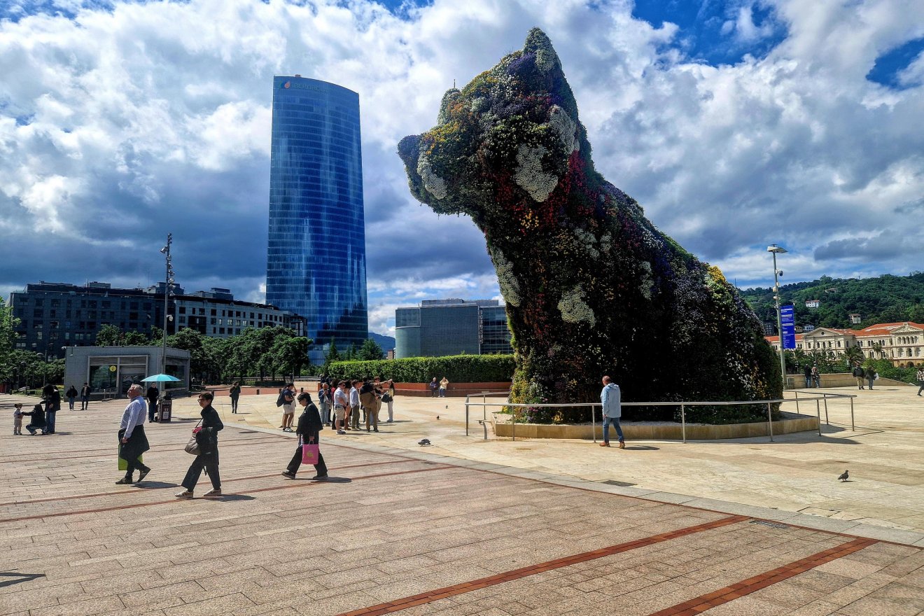 Ez a Puppy, a 14,4 méter magas, nyugat-hegyvidéki fehér terrier formájú szobor, amelyet Jeff Koons művész alkotott 1992-ben. Több tízezer, évente kétszer cserélt élő virág borítja, egy belső rozsdamentes acélszerkezet és egy 5000 méter hosszú öntözőcső-rendszer tartja egybe