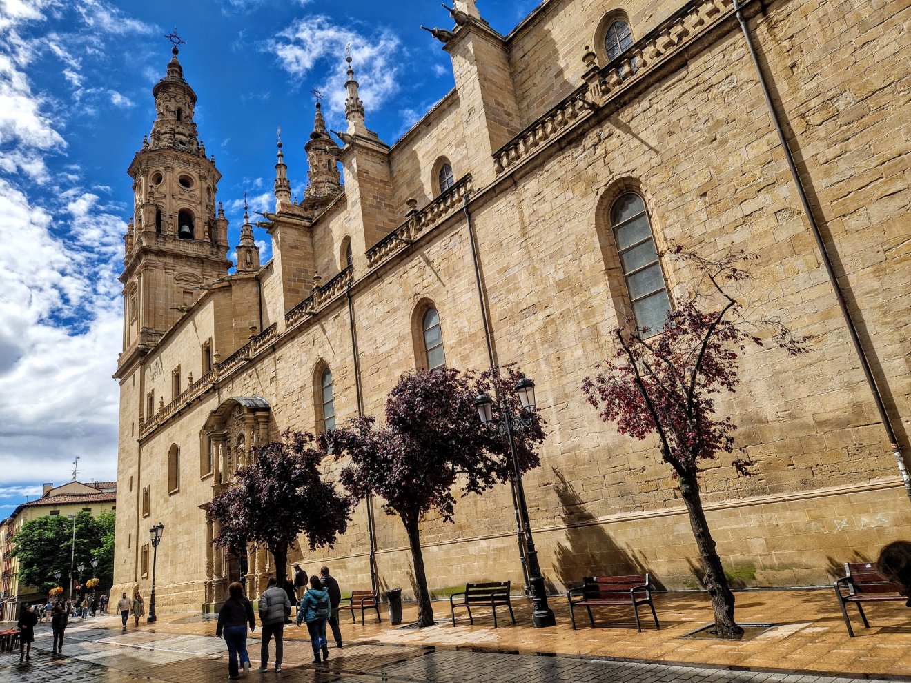 A Redonda-i Szűz Mária társszékesegyház Logroñóban. Egy 12. századi templomra épült rá, az El Camino egyik fontos stációja