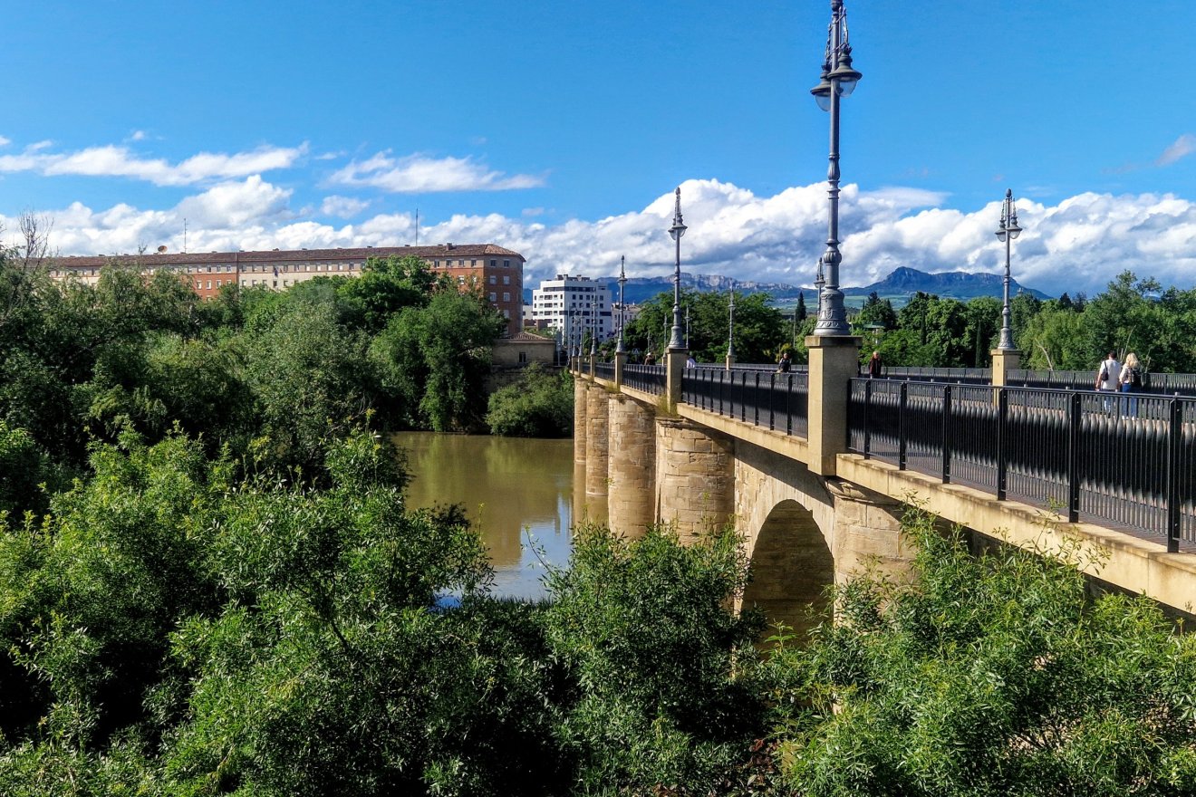 Logroño 1884-ben épült, hét boltíven álló, közel 200 méter hosszú kőhídja, amilyenből még négy található a városban. Az El Camino zarándokai ezen kelnek át