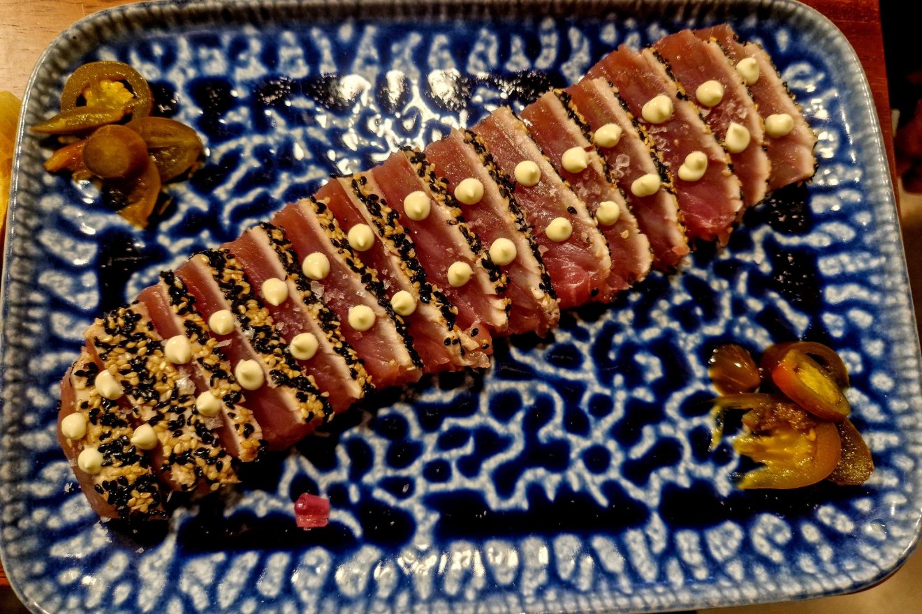 A tataki enyhén kérgesre pirított, belül teljesen nyers tonhal, amit általában édeskés sült paprikával, szójaszósszal tálalnak. Nagyon csúszik melléje a baszkok savas, enyhén habzó fehérbora, a txakoli (csakoli)