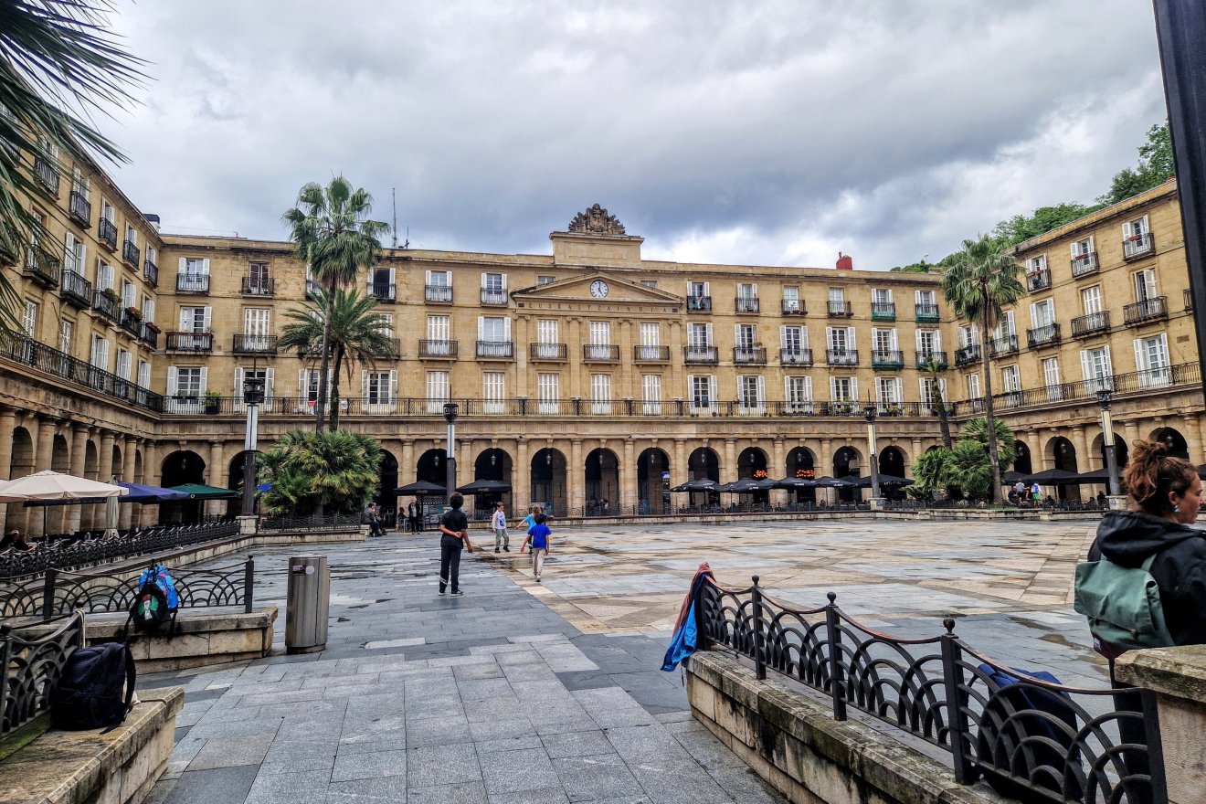 A bilbaói Plaza Nueva (más néven Plaza Barria vagy Új tér). Itt minden vasárnap bolhapiacot rendeznek
