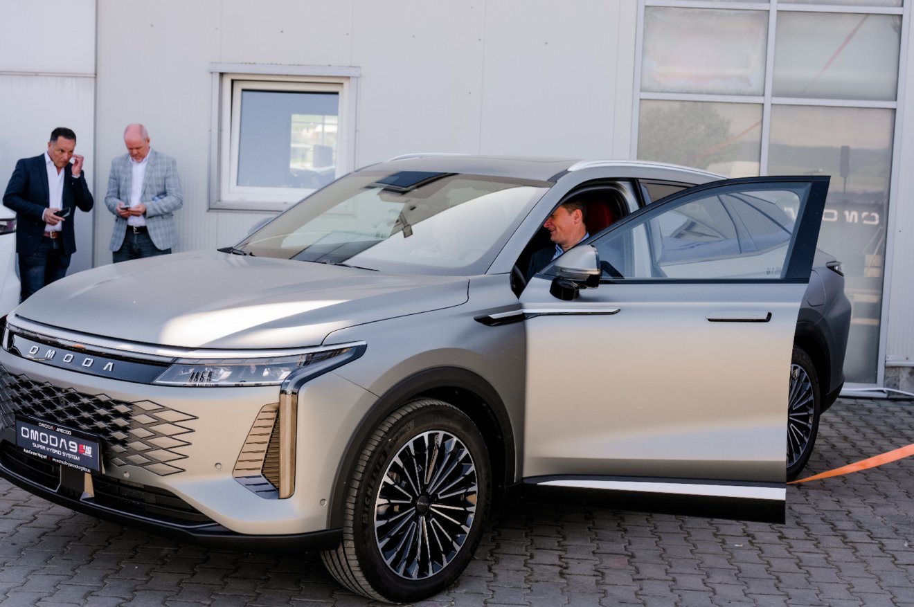 A vendégek testközelből ismerkedhettek meg az új modellekkel &bullet;  Fotó: Kiss Jancsi