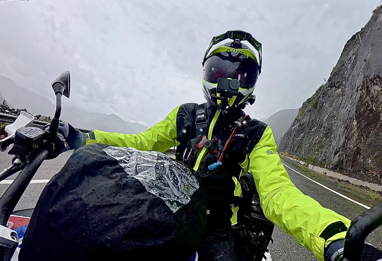 Amit ritkábban látunk: így fest  szemből egy motoros vlogger talpig felszerelkezve &bullet;  Fotó: Bertici Attila/Facebook