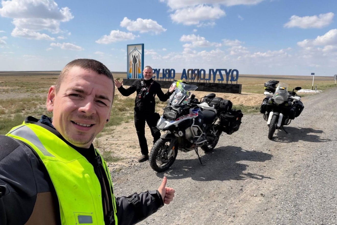 Már hétezer kilométer van mögöttük. Kazahsztánban járnak a Mongóliába tartó erdélyi kalandorok &bullet;  Fotó: Mihály Alpár