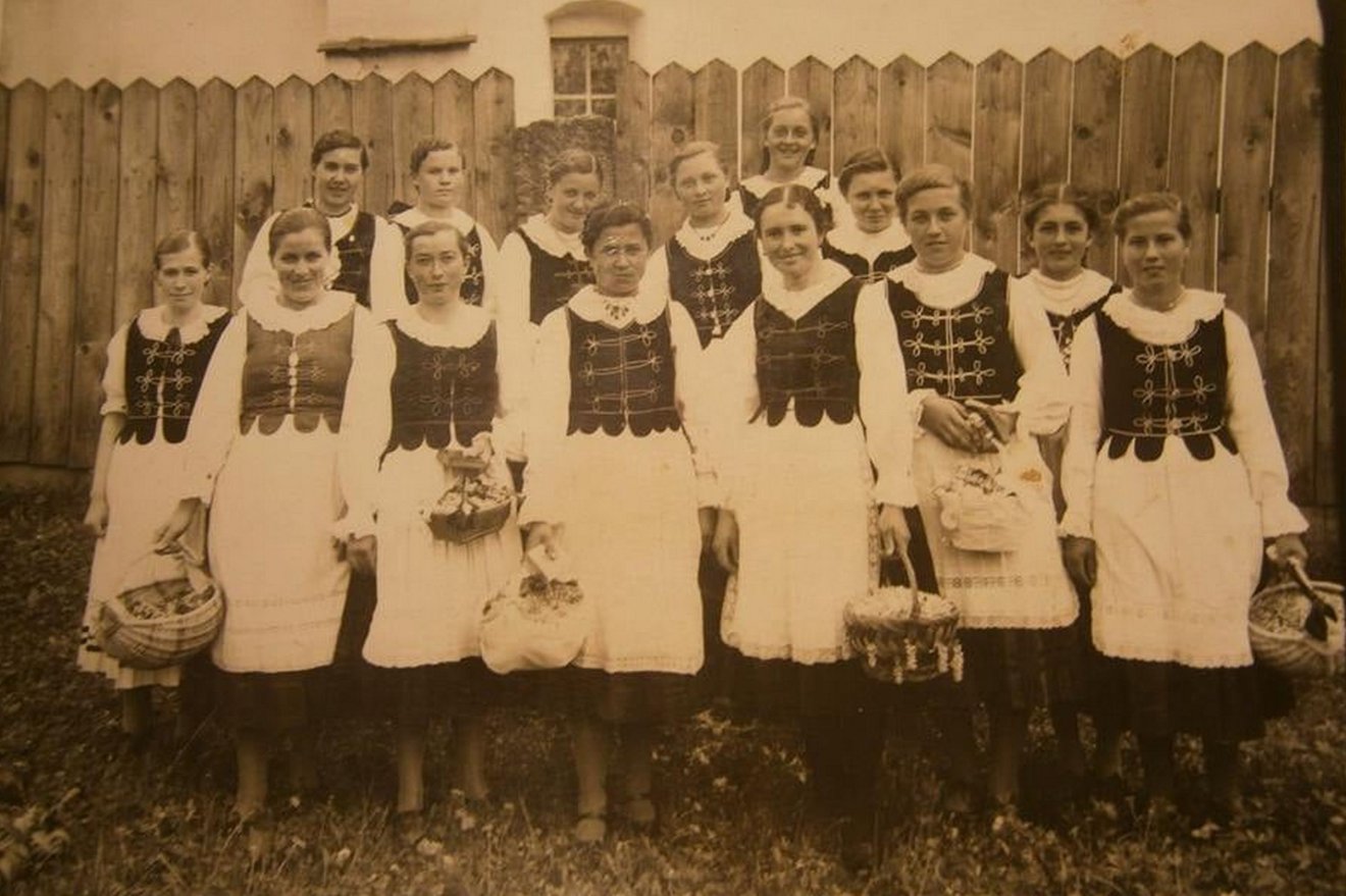 Csíklázárfalvi úrnapi búcsús leányok az 1940-es ével elején