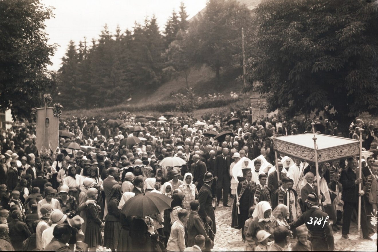 Úrnapi búcsú Székelyudvarhelyen az 1920-as évek elején. Senki sem kapált ezen a napon