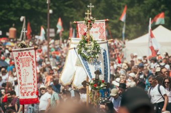 Keresztek, zászlók a pünkösdi búcsúban