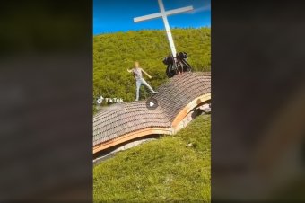 Eljárást indított a rendőrség a Hármashalom-oltár színpadán parkoló autók és az oltárra felmászó fiatal ügyében