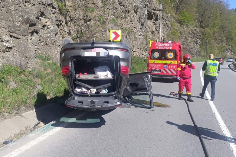 Gyerek is utazott a feje tetejére állt autóban