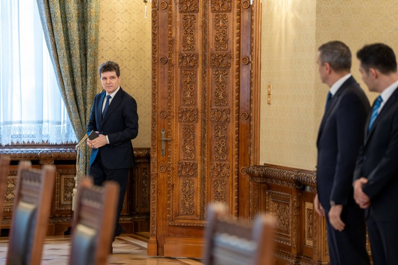Ha nem is találtak megoldást a kormányválságra, azért jókora összeggel nő Nicușor Dan és a többi állami vezető fizetése