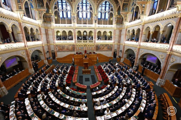 Megalakult az új Országgyűlés, megszűnt az Orbán-kormány megbízatása