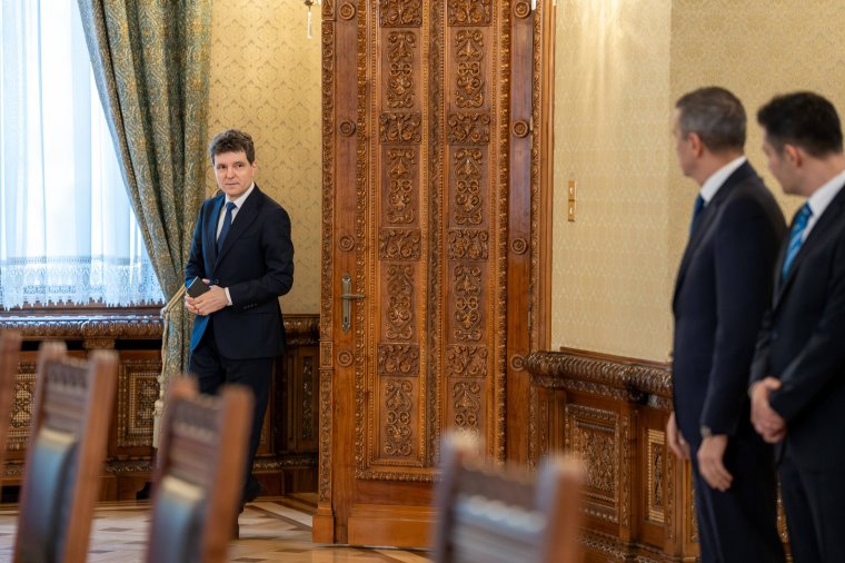 Ha nem is találtak megoldást a kormányválságra, azért jókora összeggel nő Nicușor Dan és a többi állami vezető fizetése