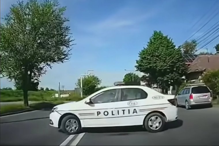 Rendőrautót filmeztek le, amint dupla záróvonalon fordult meg Marosvásárhelyen – videóval