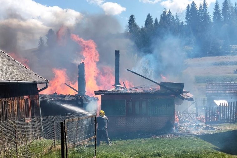 Öt tűzoltóautóval oltották a lángokat Gyergyóvárhegyen